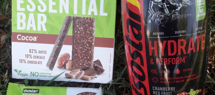 ISOSTAR Pack Boisson Hydrate et Perform goût cranberry et Essential Bar goût Cacao : Polyvalente et efficacité !