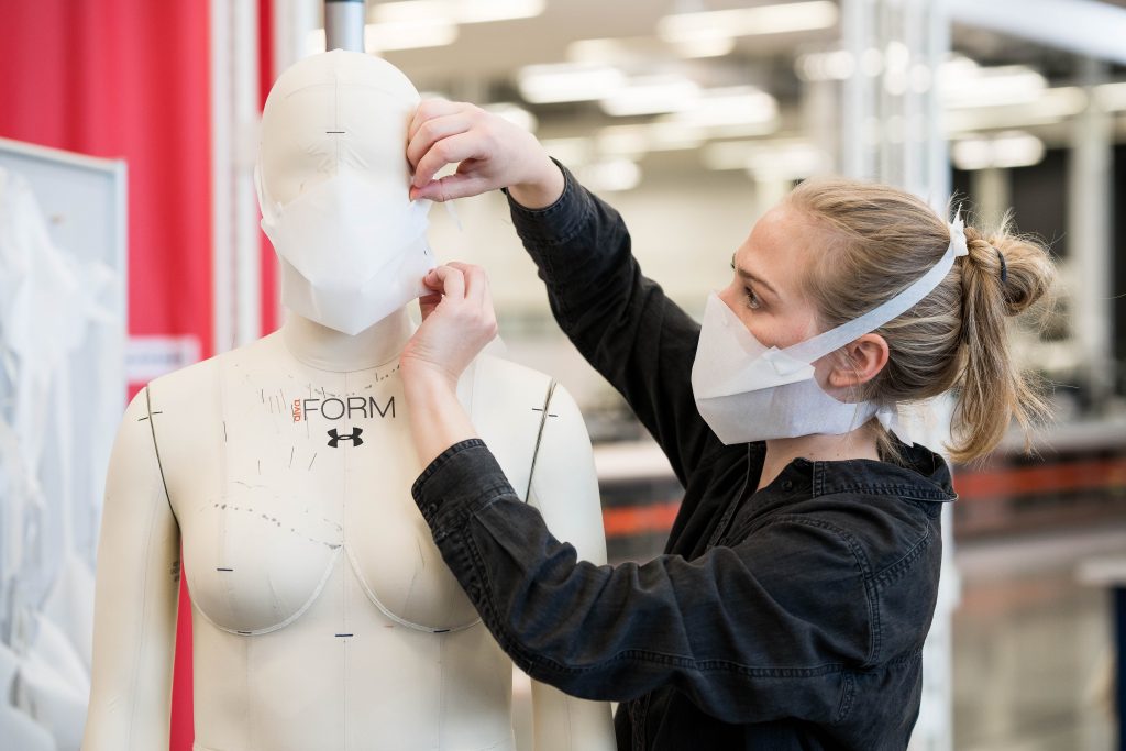 Fabrication de masques chez Under Armour