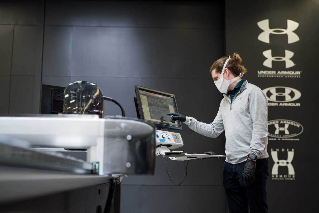 Fabrication de masques chez Under Armour