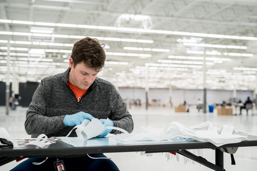 Fabrication de masques chez Under Armour