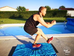 Exercice de renforcement avec la tenue ASICS