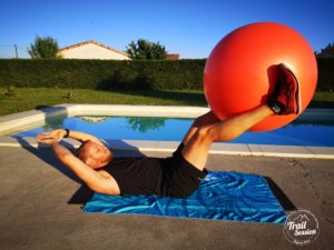 exercice d'abdominaux avec le short et débardeur ASICS