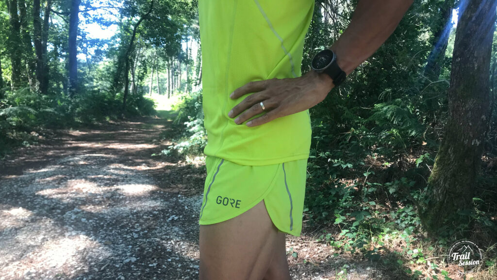 Gore Wear Running Essentials : short et débardeur de profil