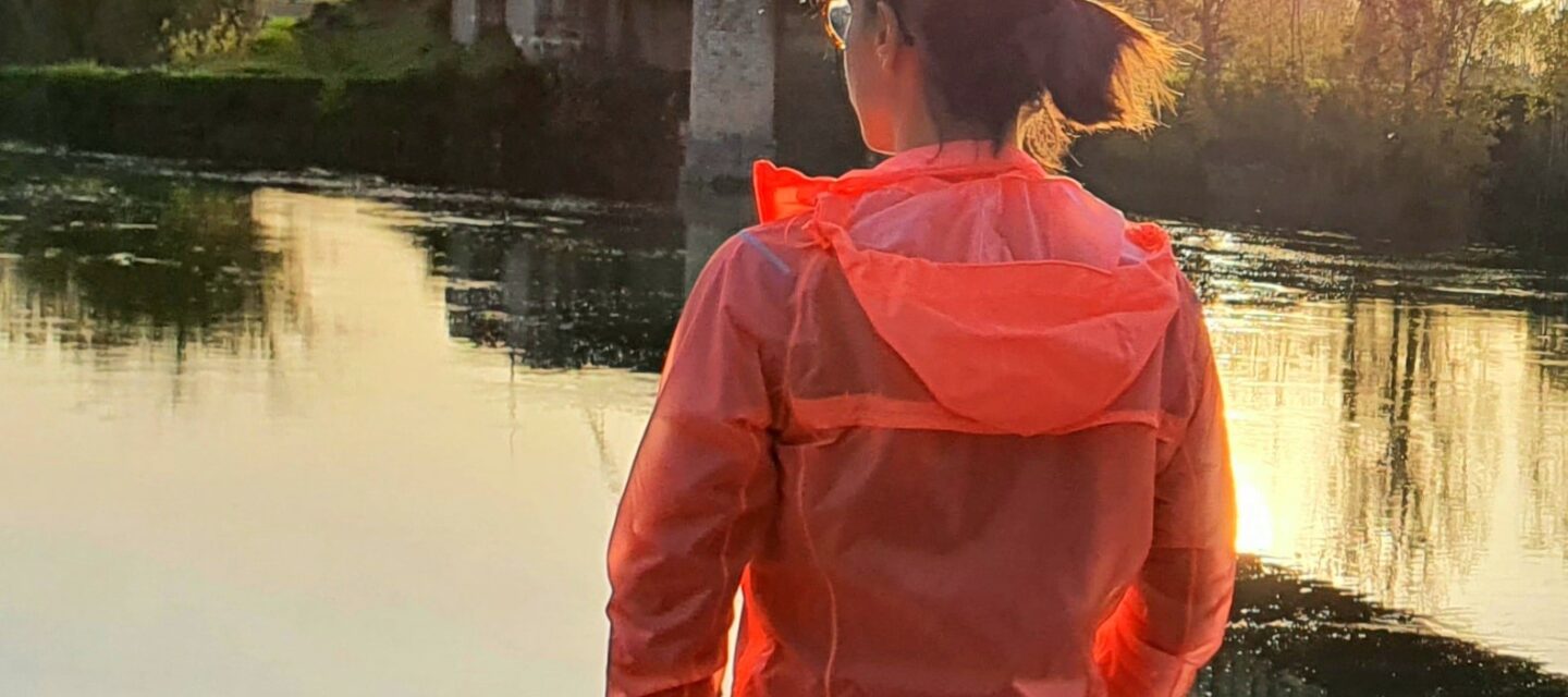 VESTE RUNNING FEMME COUPE PLUIE KIPRUN LIGHT ROSE : infos, avis et meilleur  prix. Vêtements running Femme.