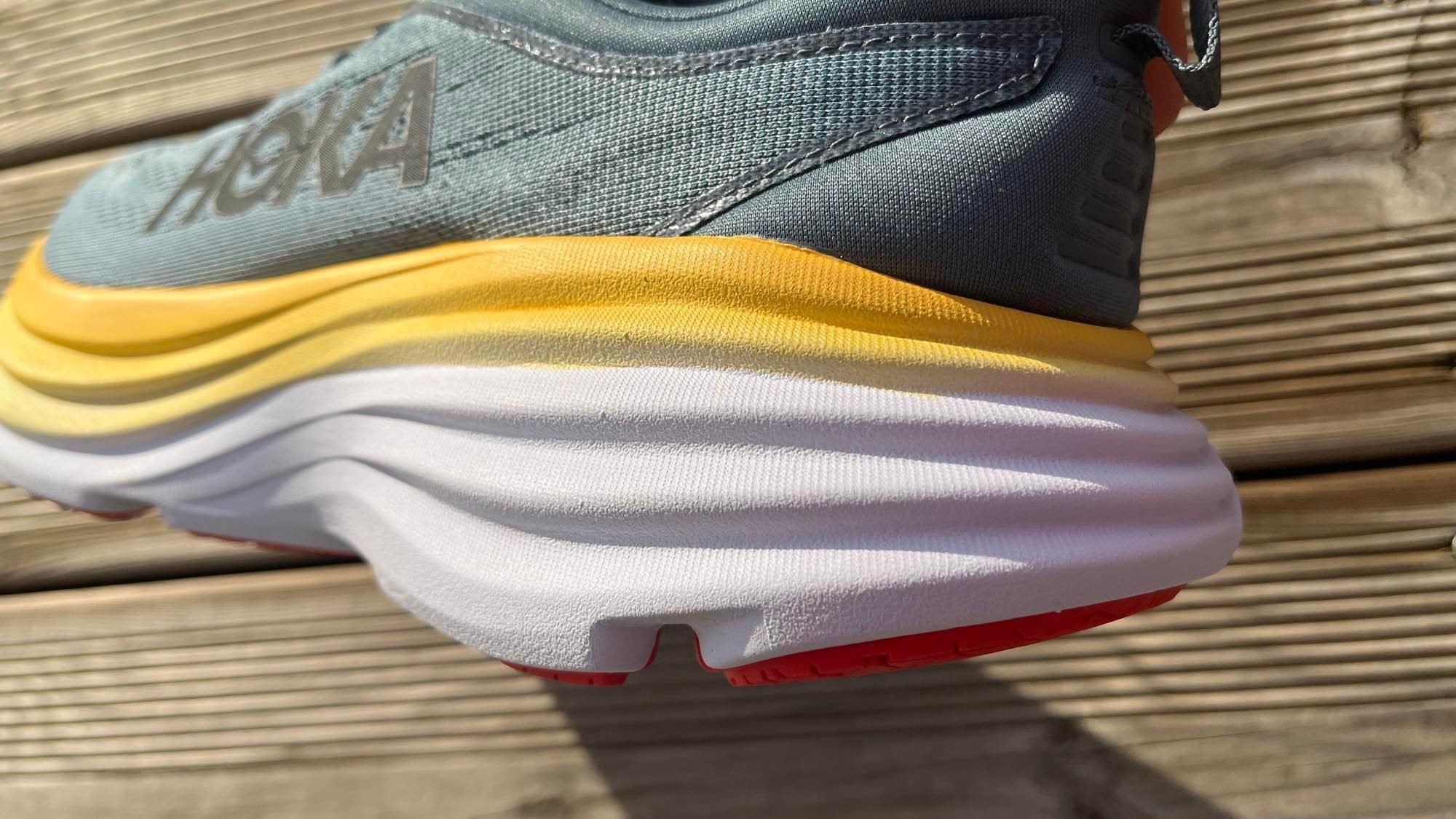 Hoka Bondi 8 Test 2022 du rebond sur le bitume
